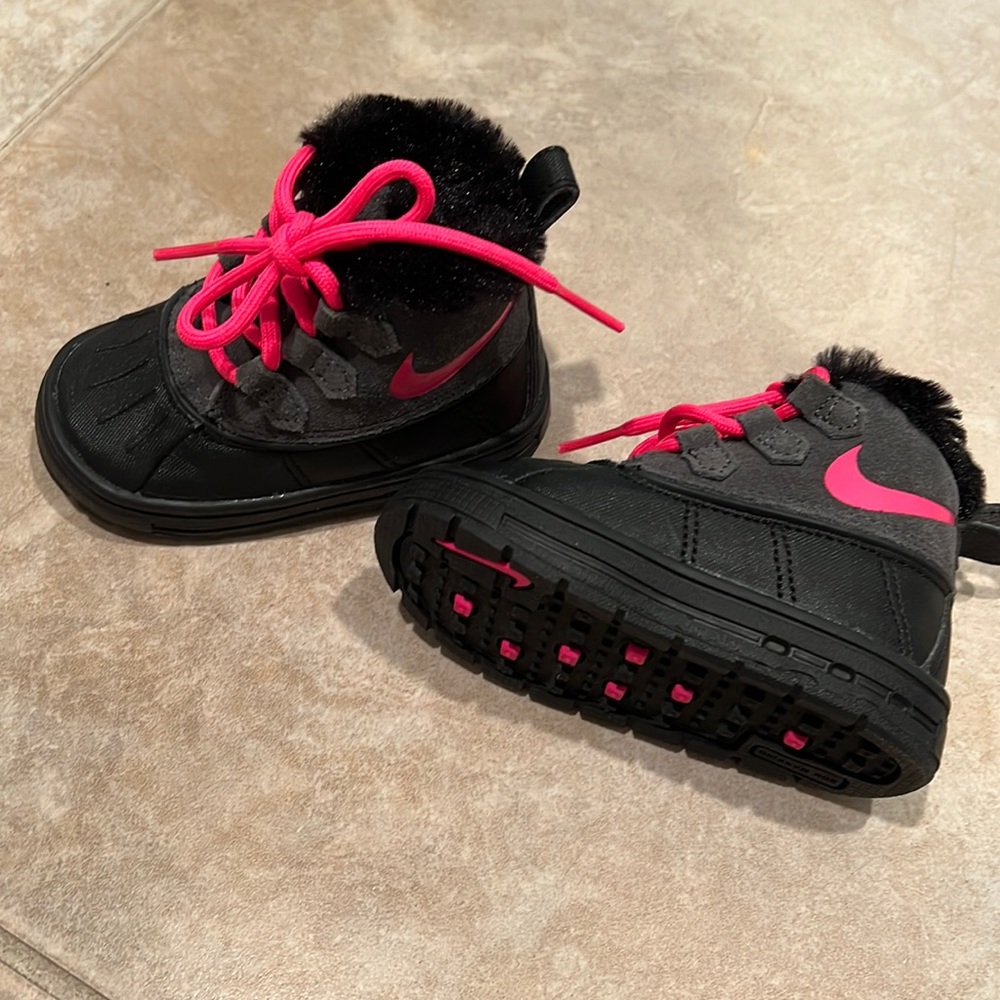 NWOT Nike Toddler Boots size 5C